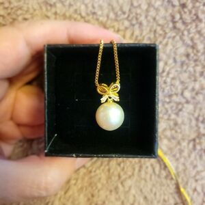 Genuine freshwater edison pearl pendant, bow setting. Stainless steel chain